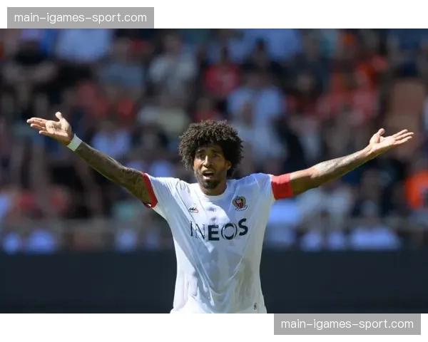 特写：看台上，伤缺的尼斯队长丹特紧张注视球队每一次防守